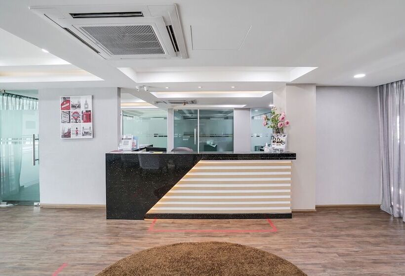 ホテル Capital O 90490 Zaques