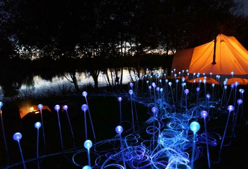בית מלון כפרי Marston Park   Luxury Lakeside Bell Tents