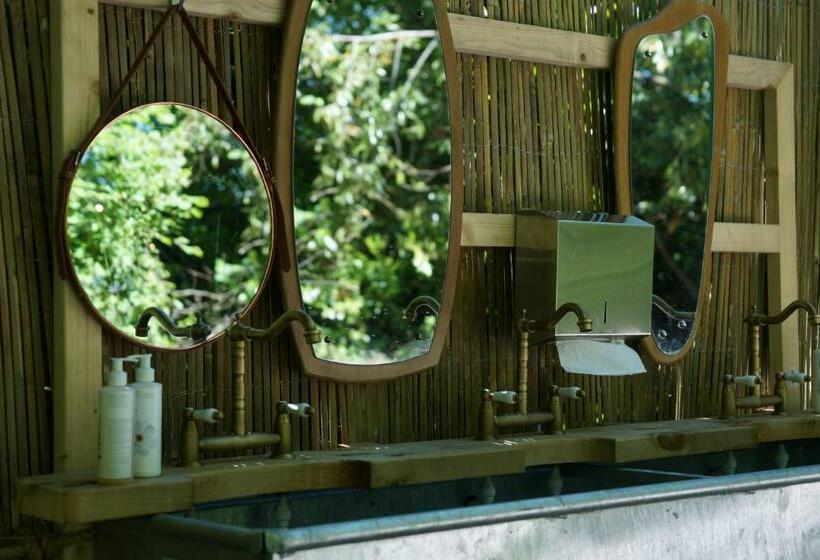 בית מלון כפרי Marston Park   Luxury Lakeside Bell Tents