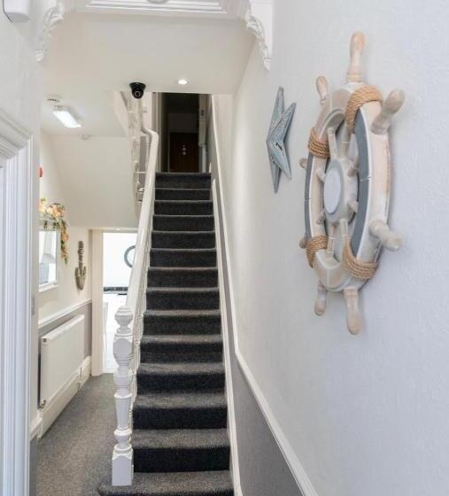 Пансион Megs Island Guest House