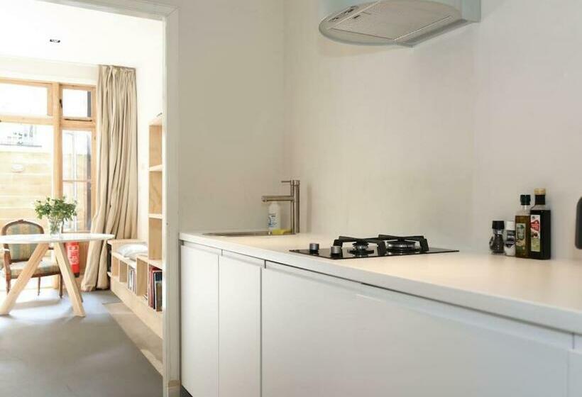 تختخواب و صبحانه The Little Townhouse