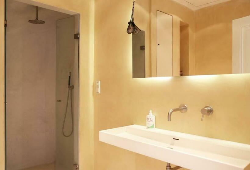 تختخواب و صبحانه The Little Townhouse