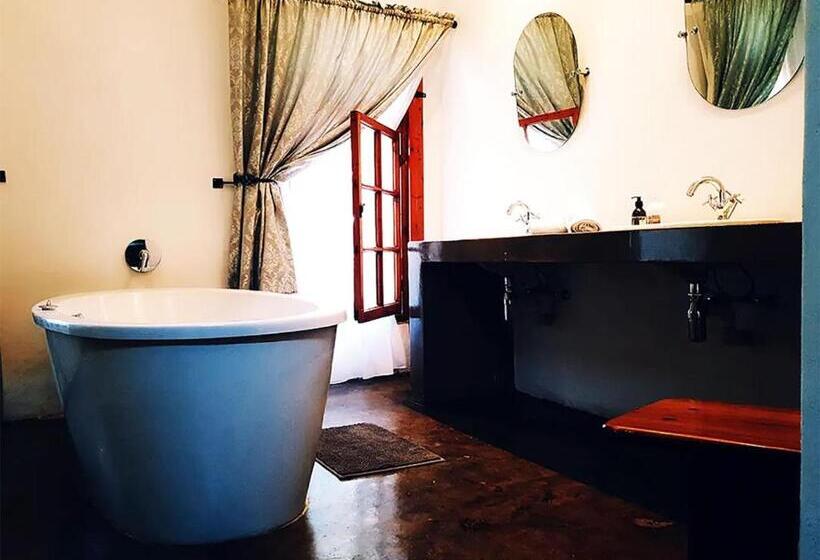 فندق Wildnut Lodge And Game Farm