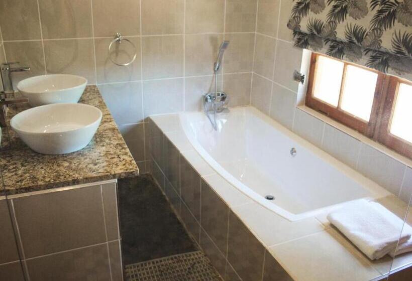 فندق Wildnut Lodge And Game Farm