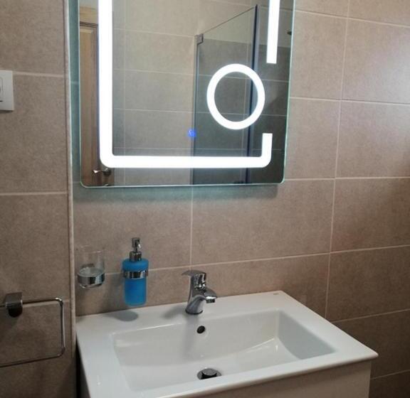 膳宿费 Check In Kaya