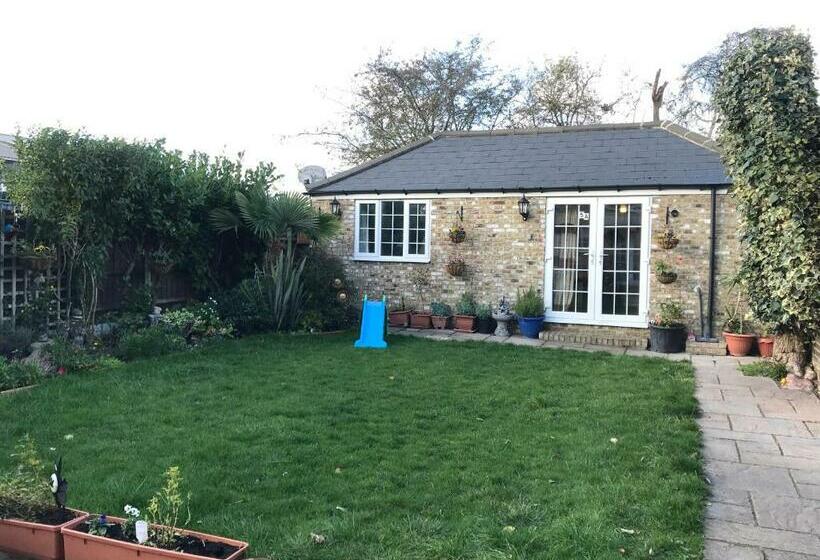 بنسيون Cosy Cottage Annex In Fairlop