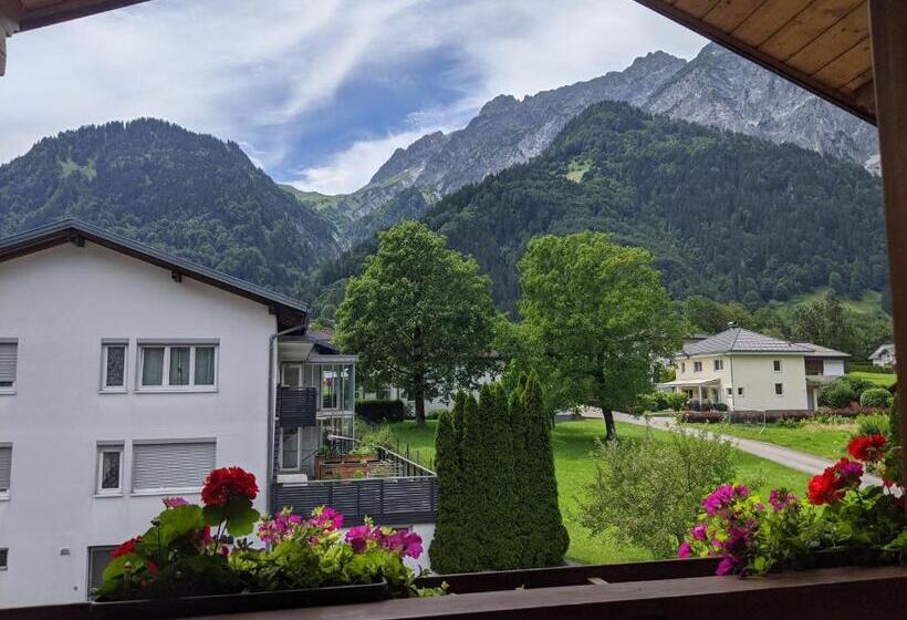 بنسيون Montahaus