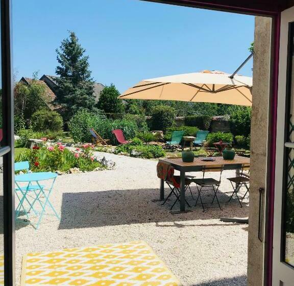 مبيت وإفطار Aux Couleurs De Commarin Chambres D Hôtes