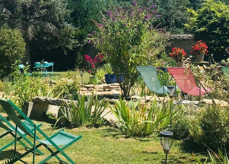 مبيت وإفطار Aux Couleurs De Commarin Chambres D Hôtes