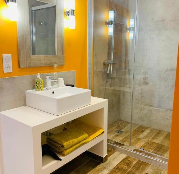 مبيت وإفطار Aux Couleurs De Commarin Chambres D Hôtes