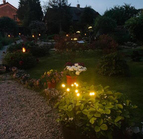 مبيت وإفطار Aux Couleurs De Commarin Chambres D Hôtes