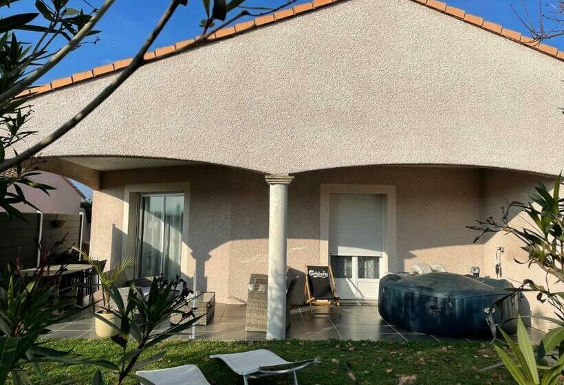 住宿加早餐  Maison Entière 4 Lits 8 Pl Avec Jacuzzi Proche Du Safari De Peaugres