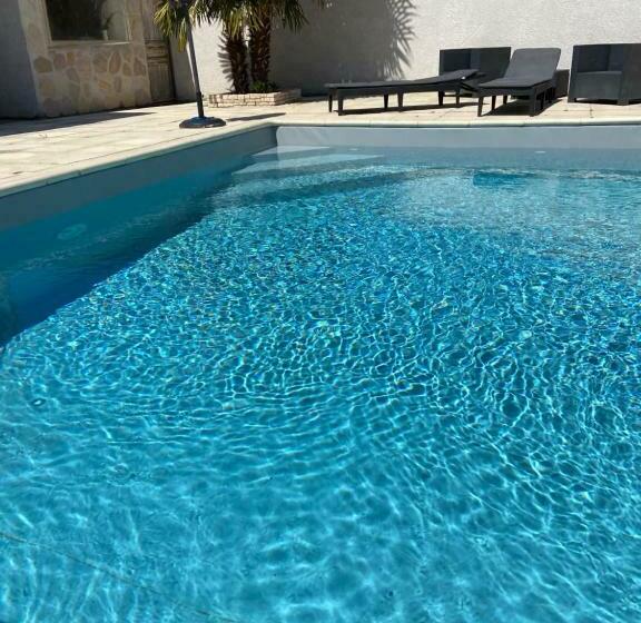 住宿加早餐  Maison Entière 4 Lits 8 Pl Avec Jacuzzi Proche Du Safari De Peaugres