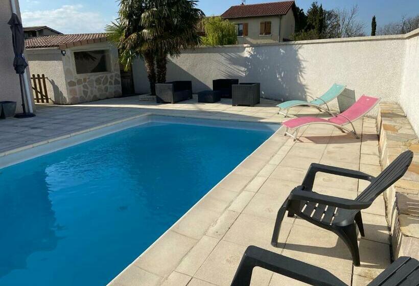 住宿加早餐  Maison Entière 4 Lits 8 Pl Avec Jacuzzi Proche Du Safari De Peaugres