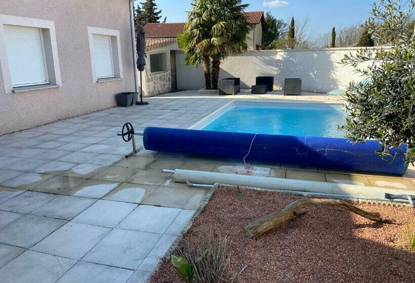 住宿加早餐  Maison Entière 4 Lits 8 Pl Avec Jacuzzi Proche Du Safari De Peaugres