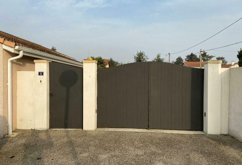 住宿加早餐  Maison Entière 4 Lits 8 Pl Avec Jacuzzi Proche Du Safari De Peaugres
