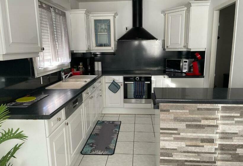 住宿加早餐  Maison Entière 4 Lits 8 Pl Avec Jacuzzi Proche Du Safari De Peaugres
