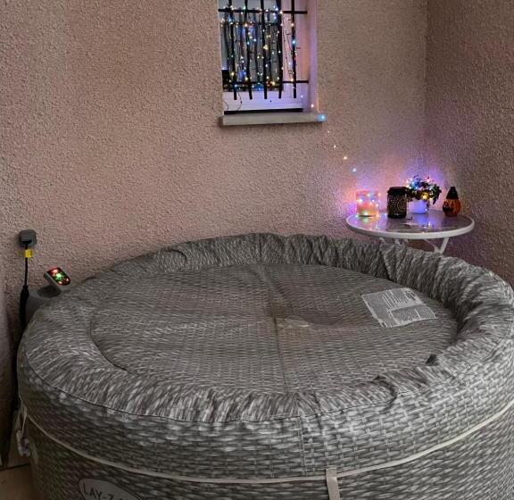 住宿加早餐  Maison Entière 4 Lits 8 Pl Avec Jacuzzi Proche Du Safari De Peaugres