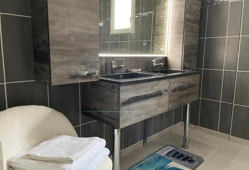 住宿加早餐  Maison Entière 4 Lits 8 Pl Avec Jacuzzi Proche Du Safari De Peaugres