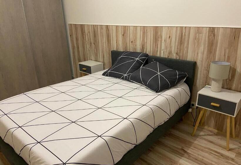 住宿加早餐  Maison Entière 4 Lits 8 Pl Avec Jacuzzi Proche Du Safari De Peaugres