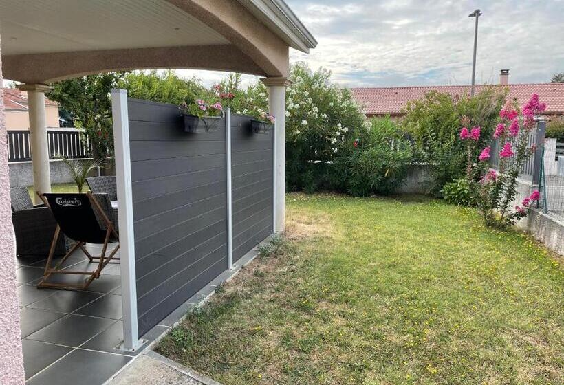 住宿加早餐  Maison Entière 4 Lits 8 Pl Avec Jacuzzi Proche Du Safari De Peaugres