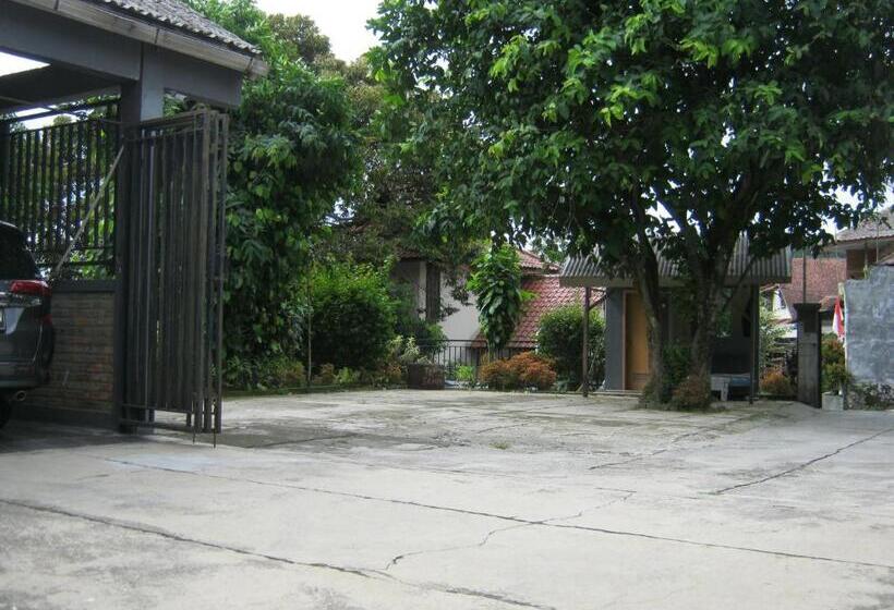 ホテル Aqilakost N Cafe Gadog Puncak