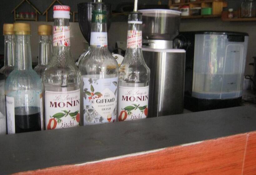 ホテル Aqilakost N Cafe Gadog Puncak