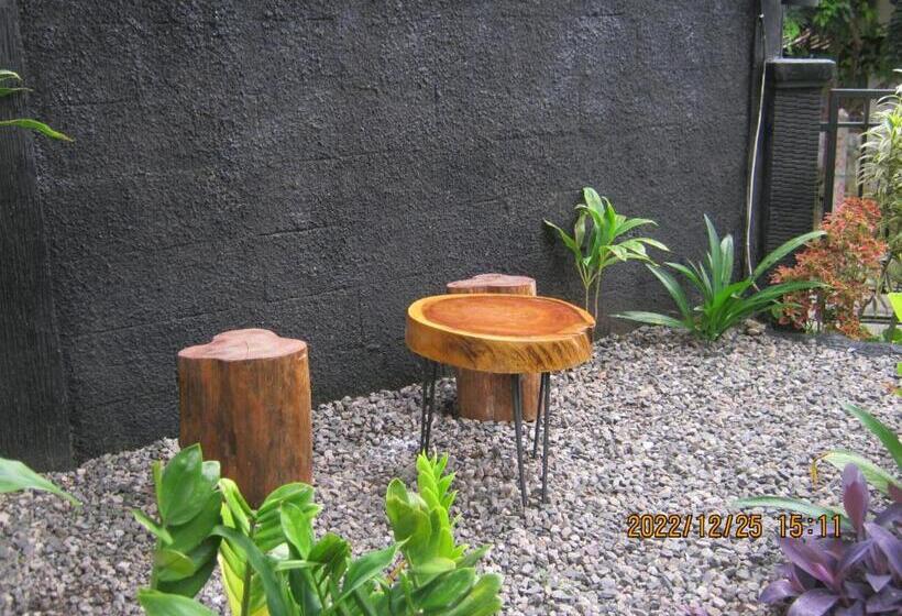 ホテル Aqilakost N Cafe Gadog Puncak