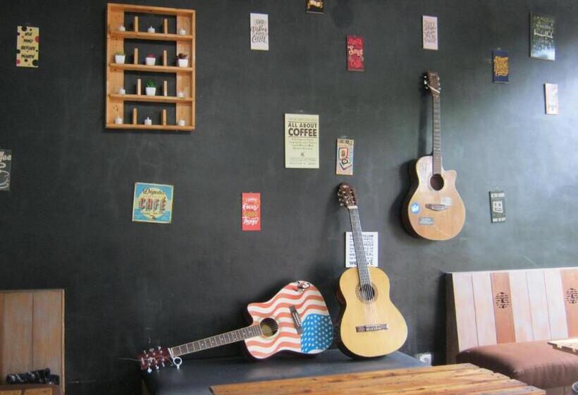 ホテル Aqilakost N Cafe Gadog Puncak