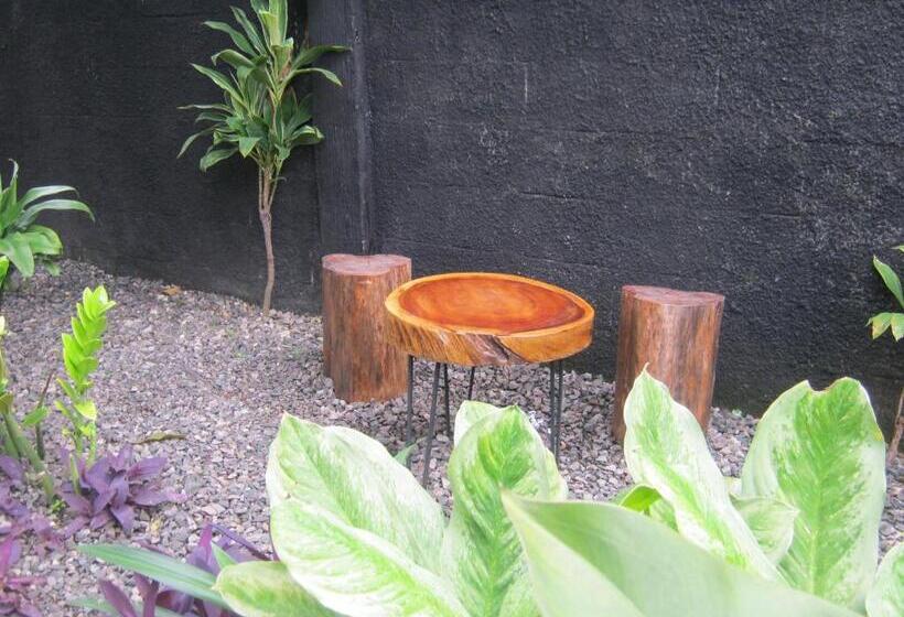 ホテル Aqilakost N Cafe Gadog Puncak