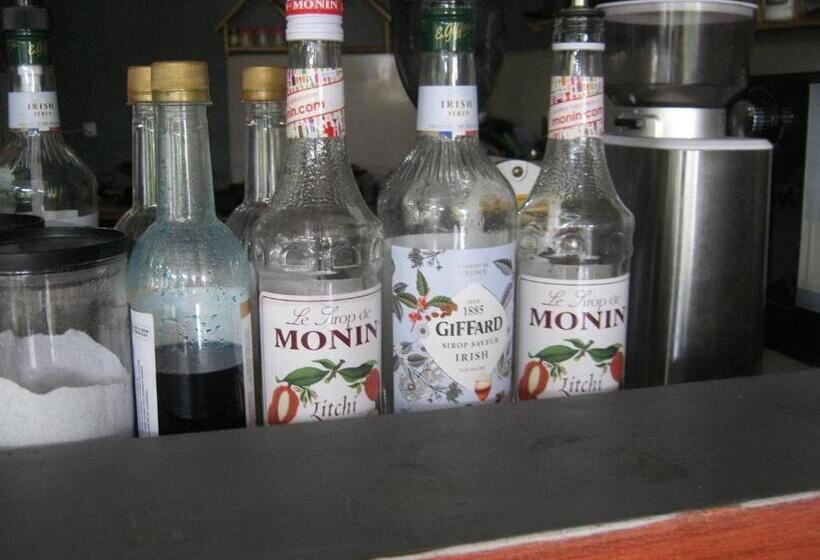 ホテル Aqilakost N Cafe Gadog Puncak