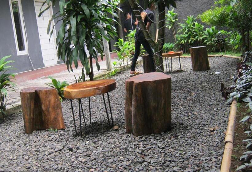 ホテル Aqilakost N Cafe Gadog Puncak