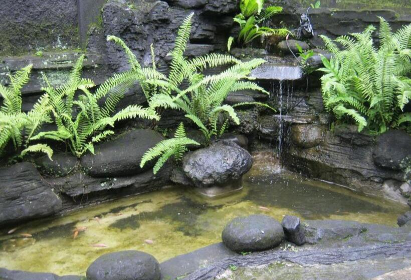 ホテル Aqilakost N Cafe Gadog Puncak