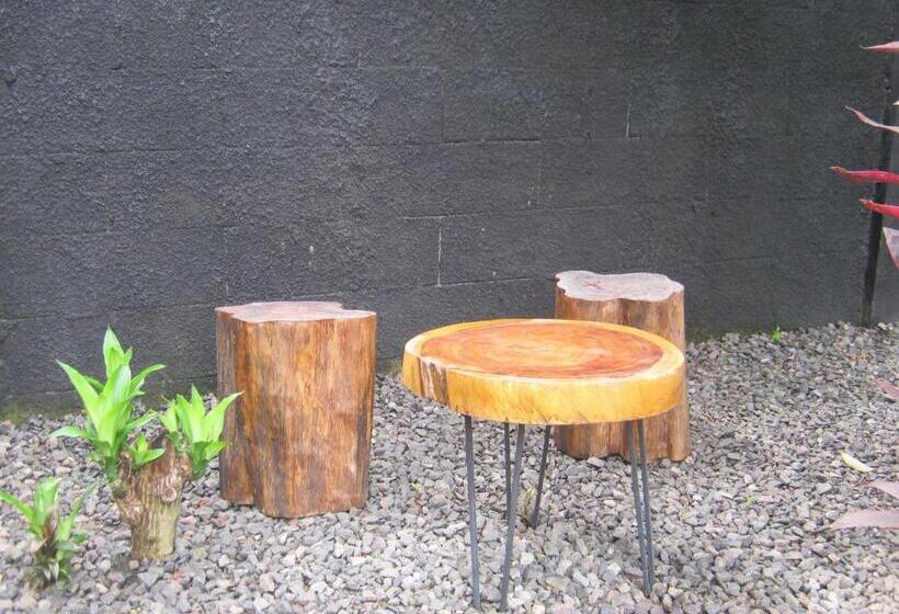 ホテル Aqilakost N Cafe Gadog Puncak