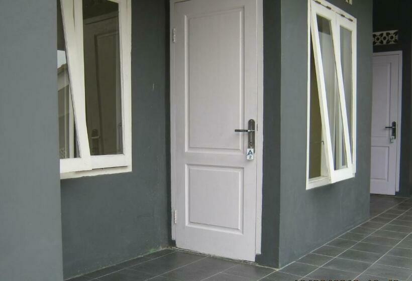 ホテル Aqilakost N Cafe Gadog Puncak