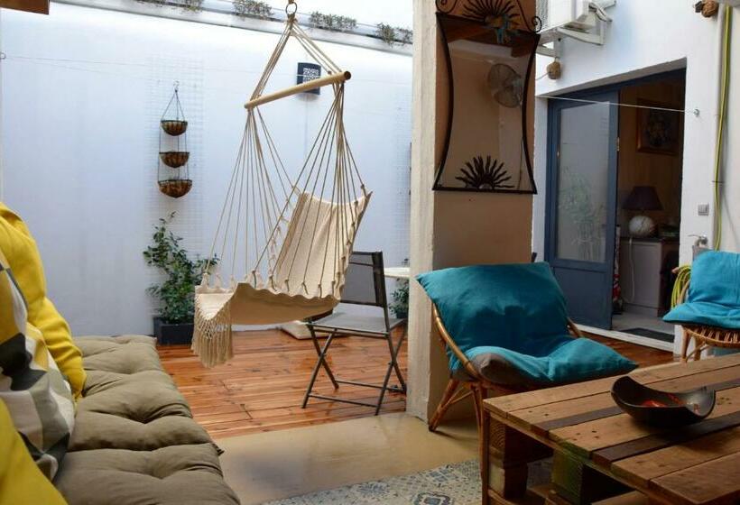 تختخواب و صبحانه Le Petit Patio