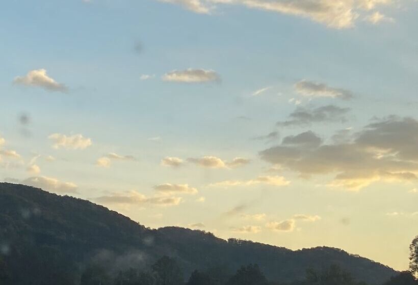 민박 Pine Mountain Inn