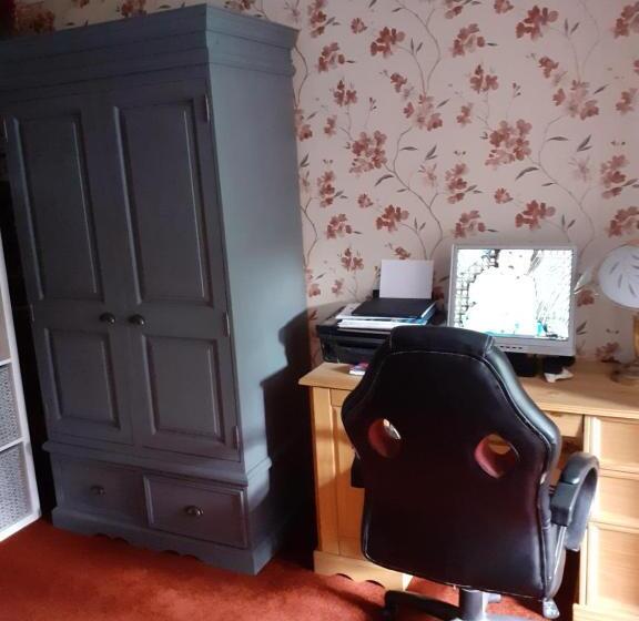 بنسيون 2 Single Beds For 2 Guest, Large Room, Sofa, Netflix, Garden View, Patio & Seating