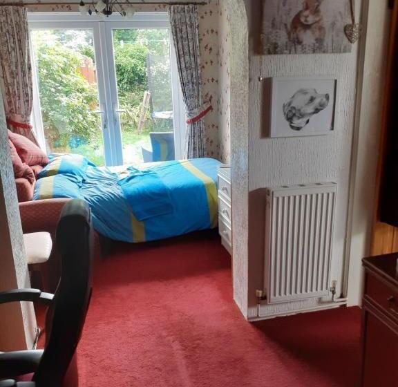 بنسيون 2 Single Beds For 2 Guest, Large Room, Sofa, Netflix, Garden View, Patio & Seating