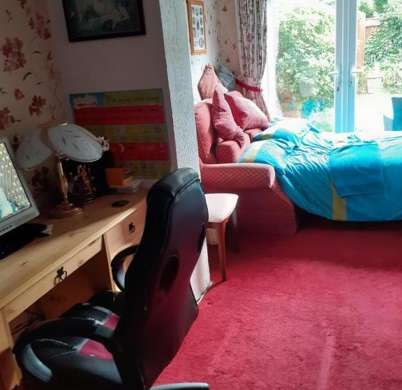 بنسيون 2 Single Beds For 2 Guest, Large Room, Sofa, Netflix, Garden View, Patio & Seating