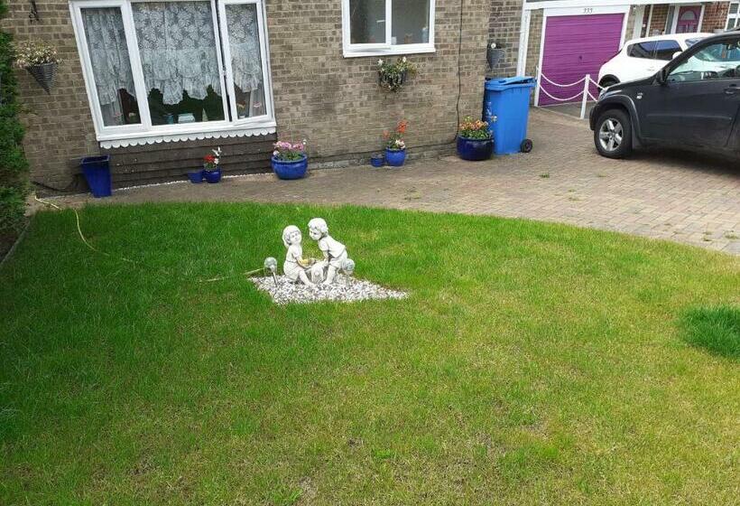 بنسيون 2 Single Beds For 2 Guest, Large Room, Sofa, Netflix, Garden View, Patio & Seating