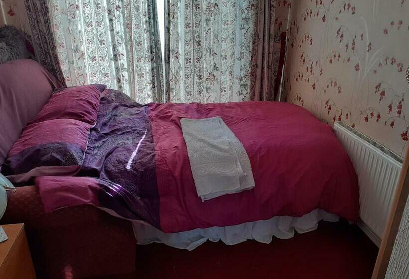 بنسيون 2 Single Beds For 2 Guest, Large Room, Sofa, Netflix, Garden View, Patio & Seating