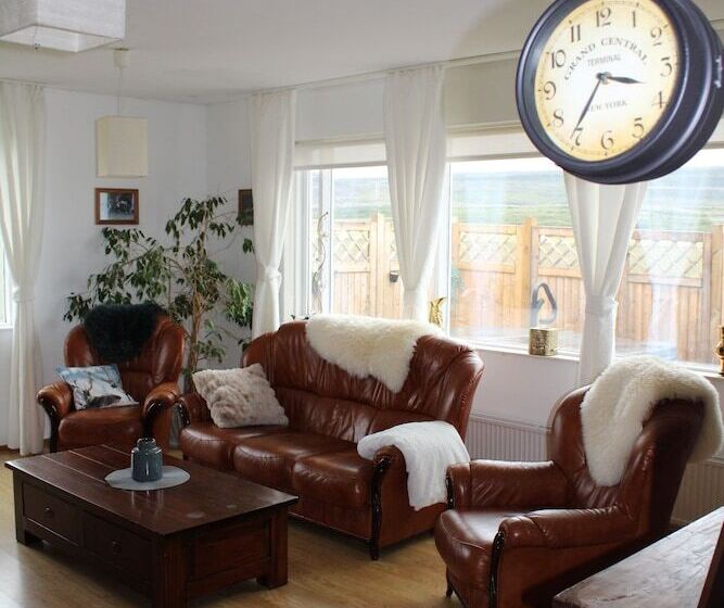 پانسیون Stóri Bakki Guesthouse With Hot Tub