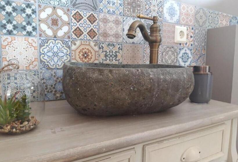 پانسیون Stóri Bakki Guesthouse With Hot Tub