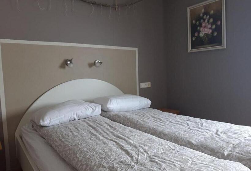 پانسیون Stóri Bakki Guesthouse With Hot Tub