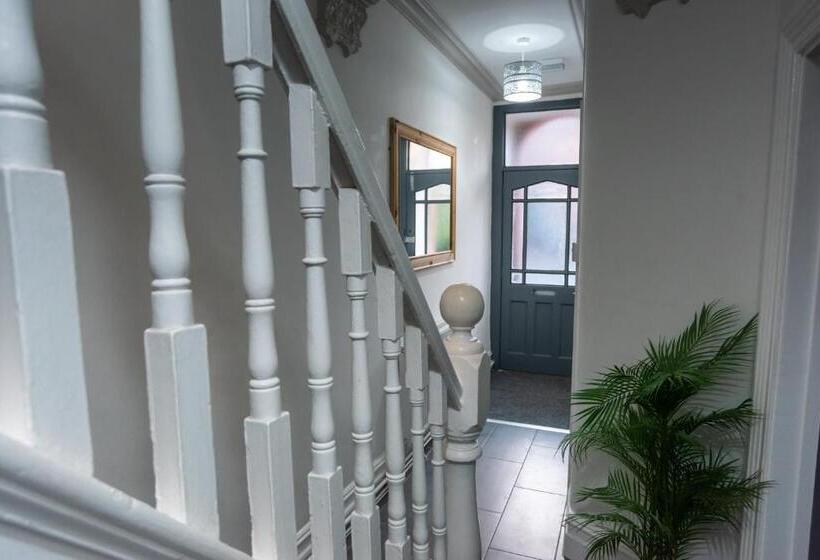 Bentley House With En Suites