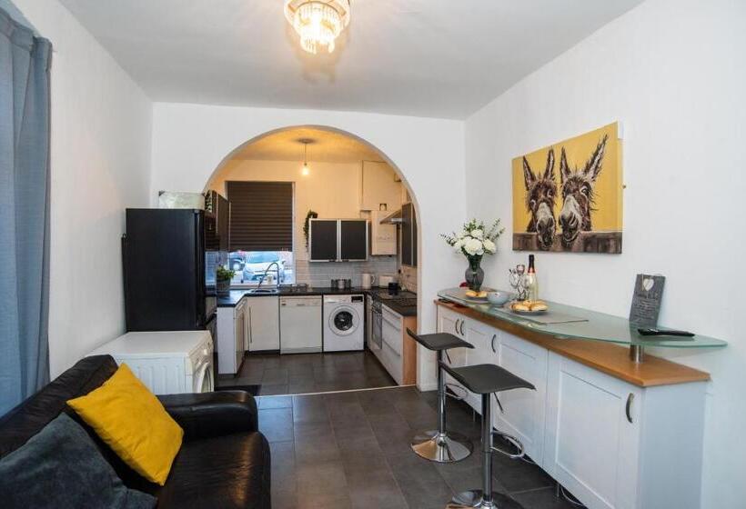 Bentley House With En Suites