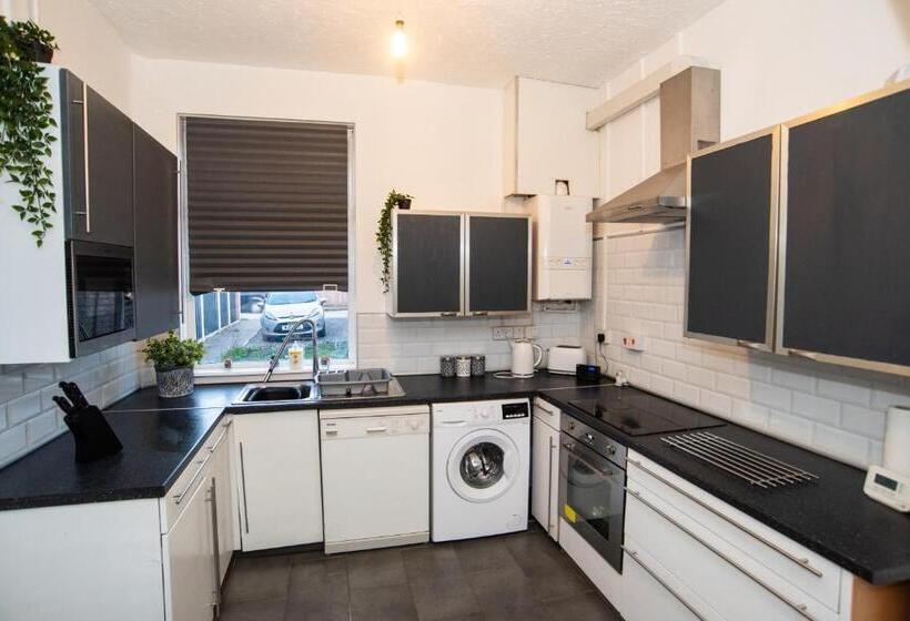 Bentley House With En Suites