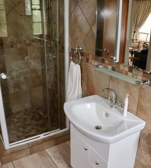 בית מלון כפרי Lakeview Cottages