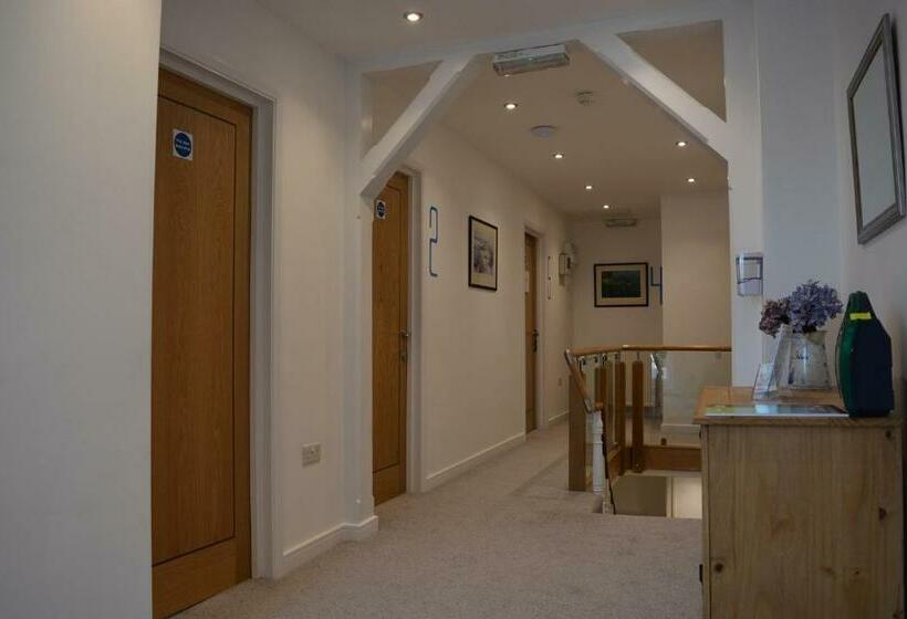 酒店 Riverside House